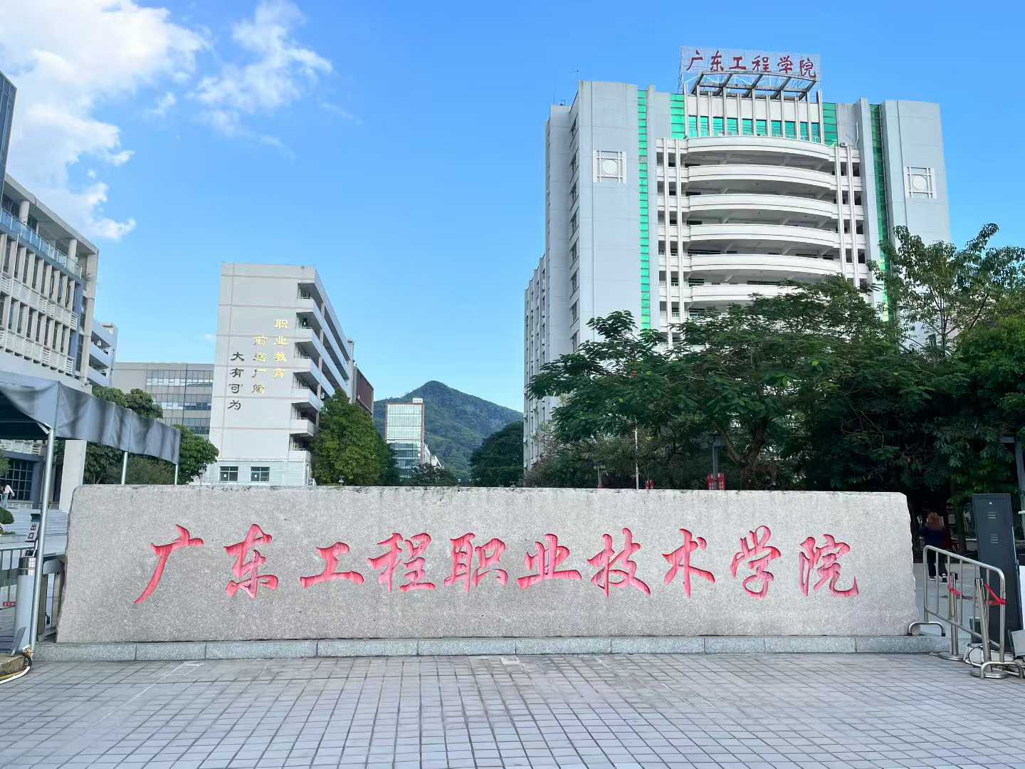 信创 “百校” 大讲堂第...